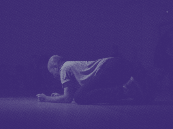 dedilhando os dentes do cão